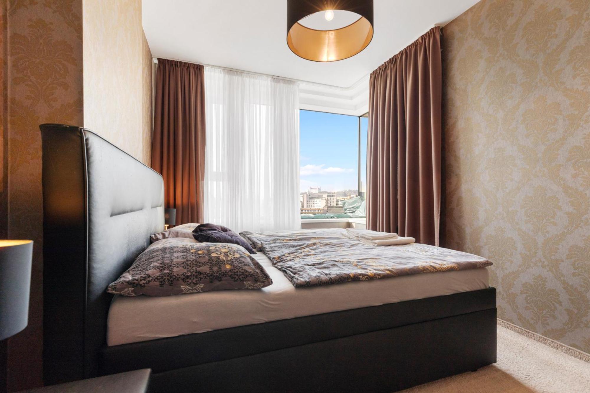 Panorama City Apartment In Downtown Area With Free Parking And Castle View Pozsony Kültér fotó