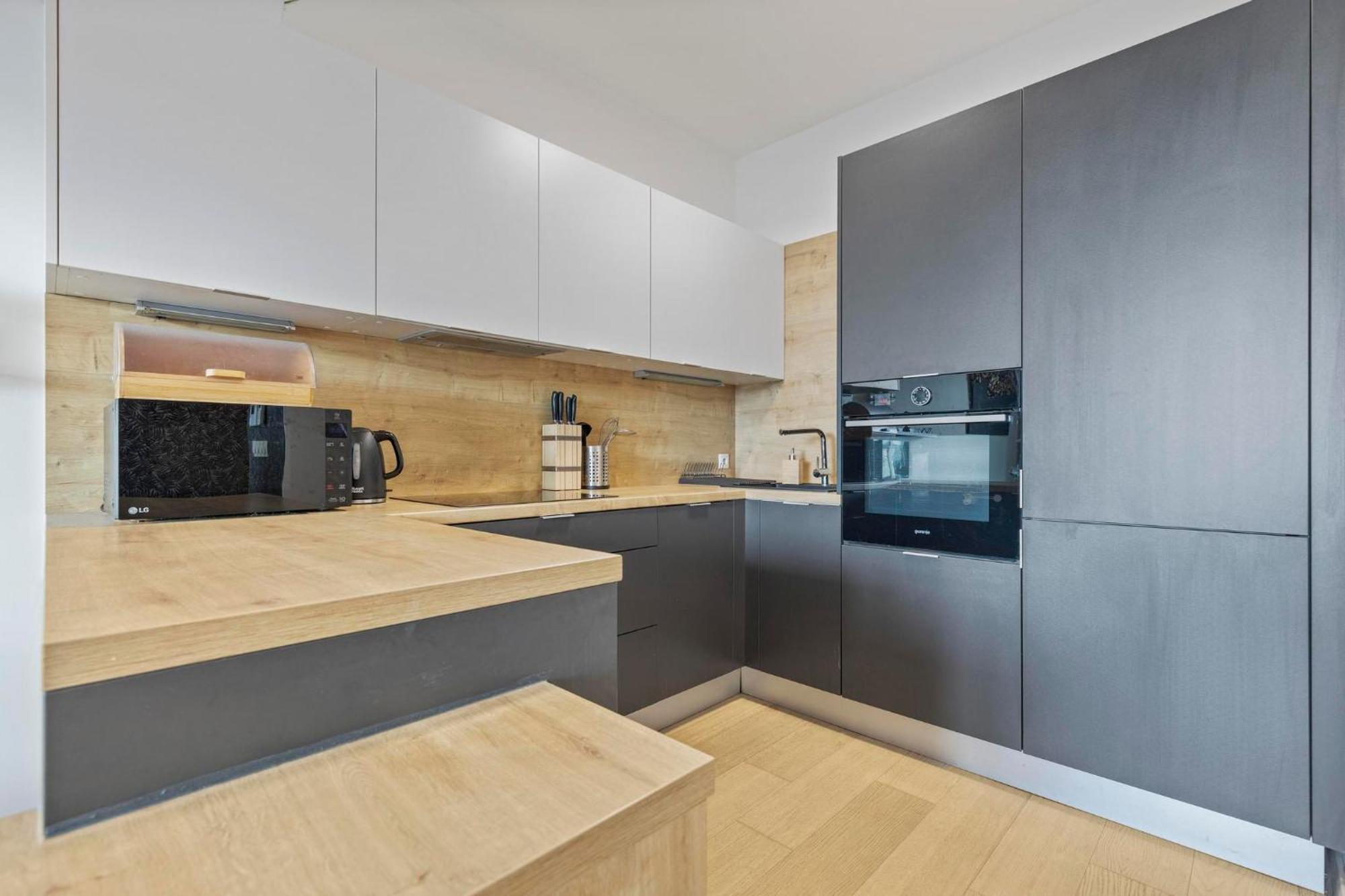 Panorama City Apartment In Downtown Area With Free Parking And Castle View Pozsony Kültér fotó