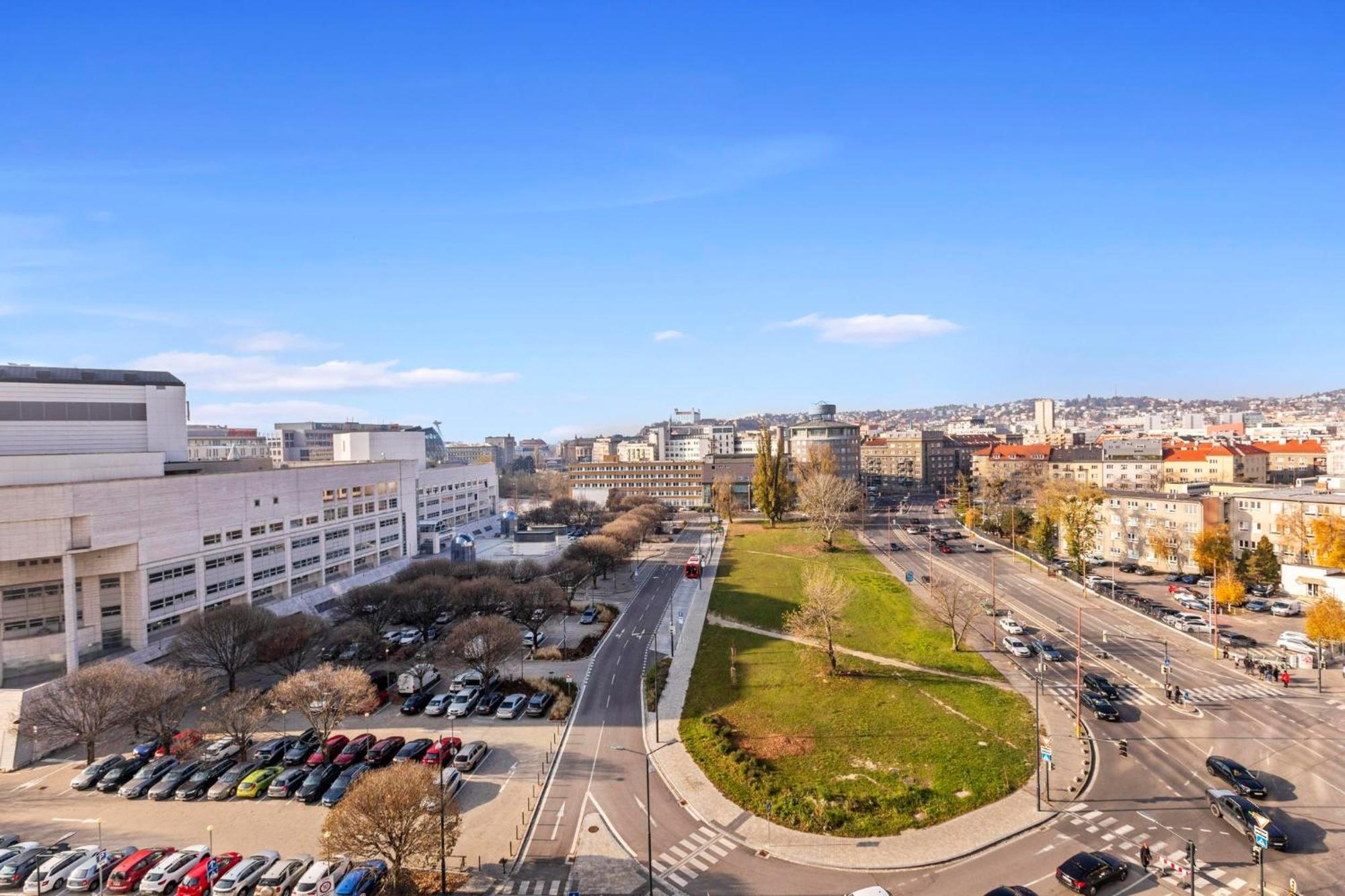 Panorama City Apartment In Downtown Area With Free Parking And Castle View Pozsony Kültér fotó