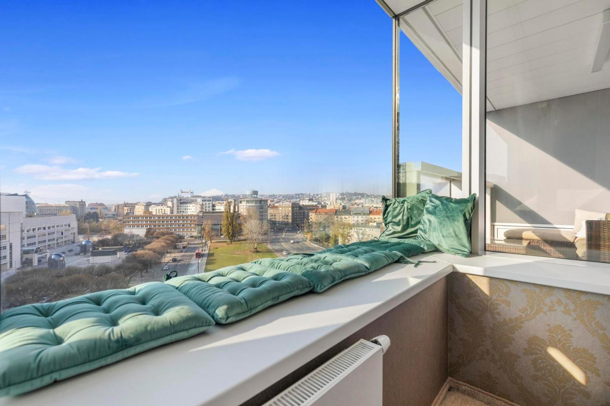 Panorama City Apartment In Downtown Area With Free Parking And Castle View Pozsony Kültér fotó