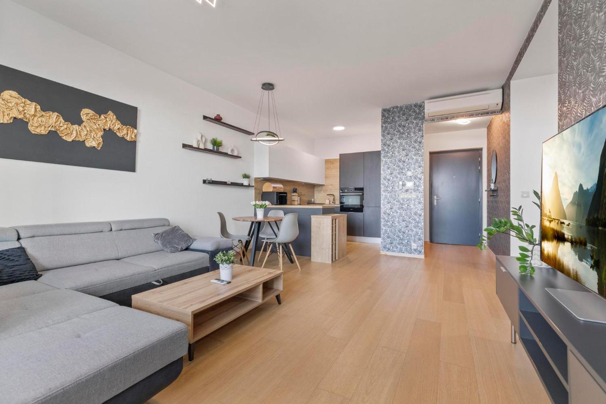 Panorama City Apartment In Downtown Area With Free Parking And Castle View Pozsony Kültér fotó